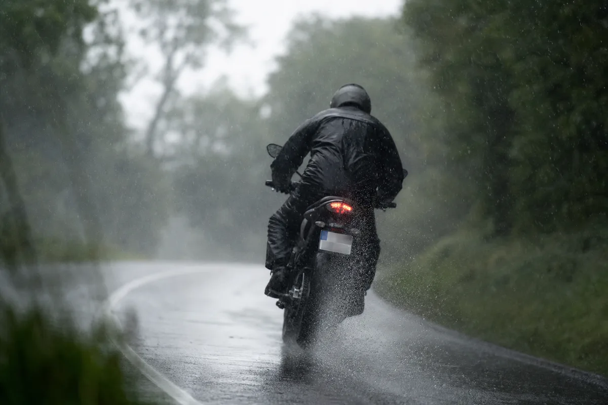 Rouler en moto sous la pluie : les bons réflexes
